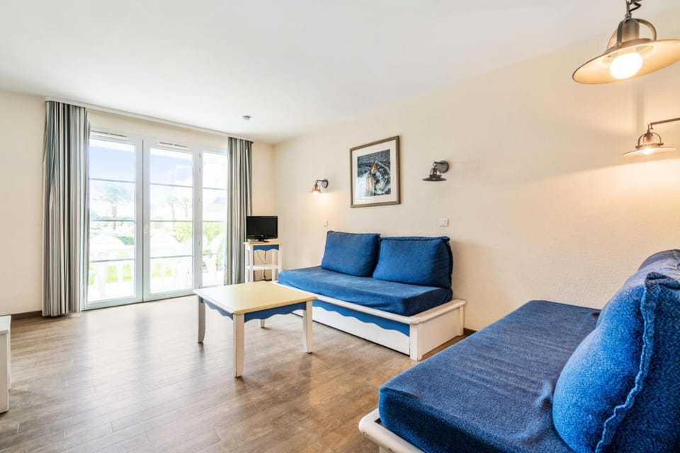 Bed, Living room