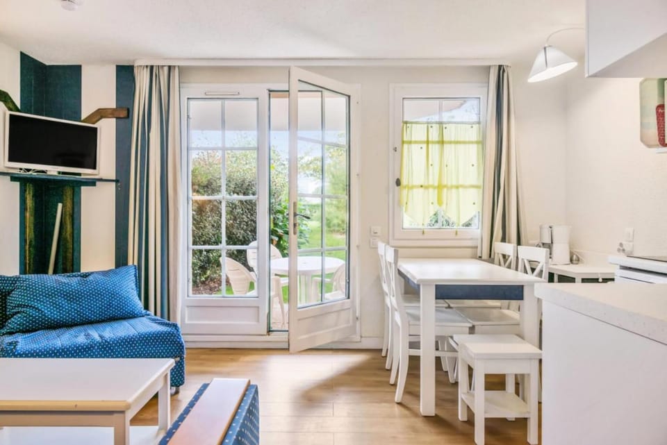 Bed, kitchen