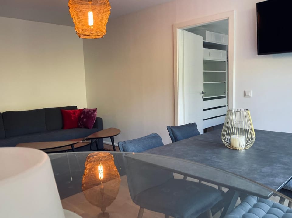 TV and multimedia, Living room, Seating area, Dining area