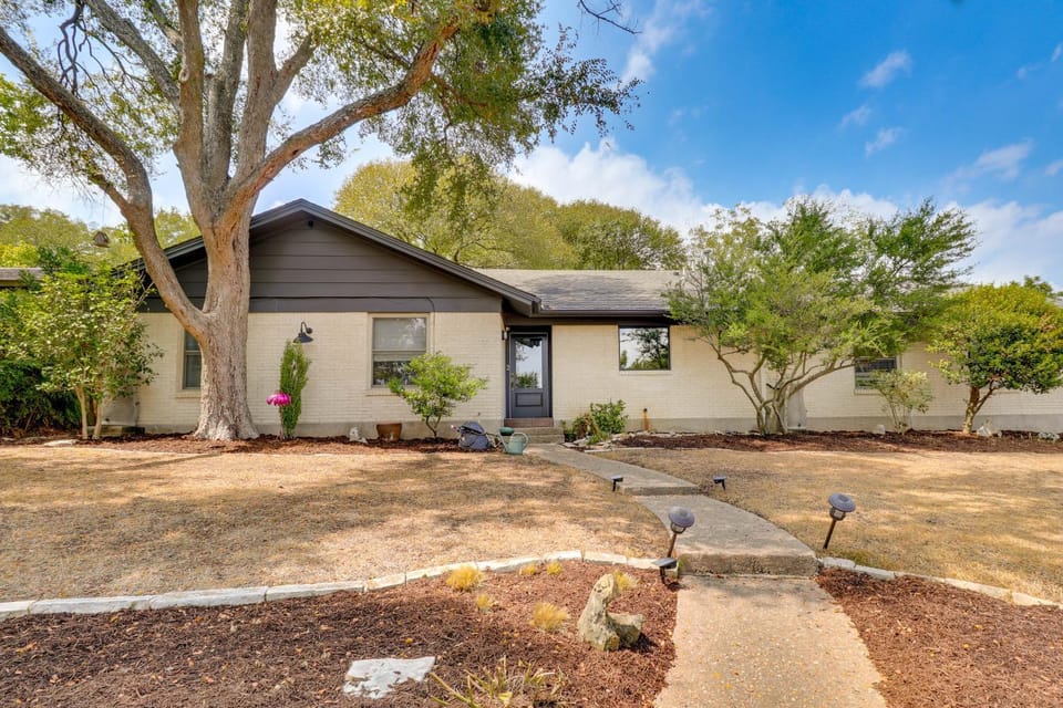 Colorful Austin Home w/ Covered Patio & Gas Grill! House in Austin