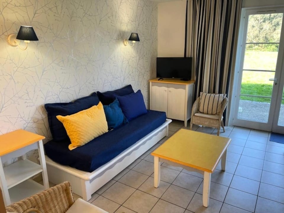 Bed, Living room