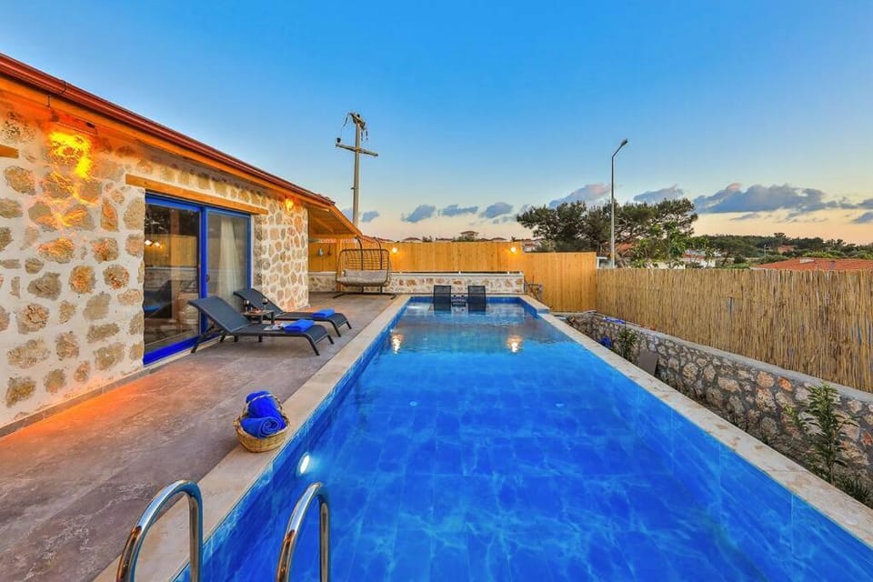 Patio, Swimming pool, sunbed