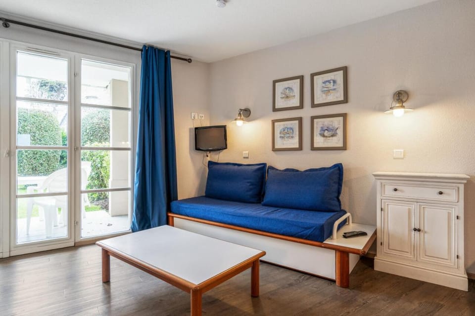 Bed, Living room, Bedroom