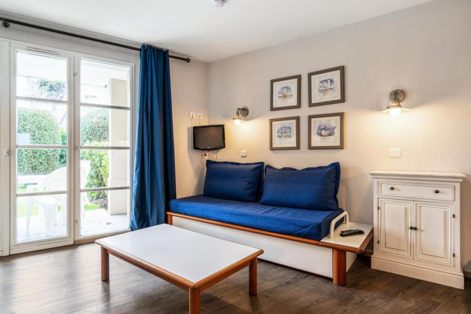 Bed, Living room, Bedroom