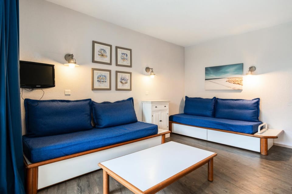 Bed, Living room, Bedroom