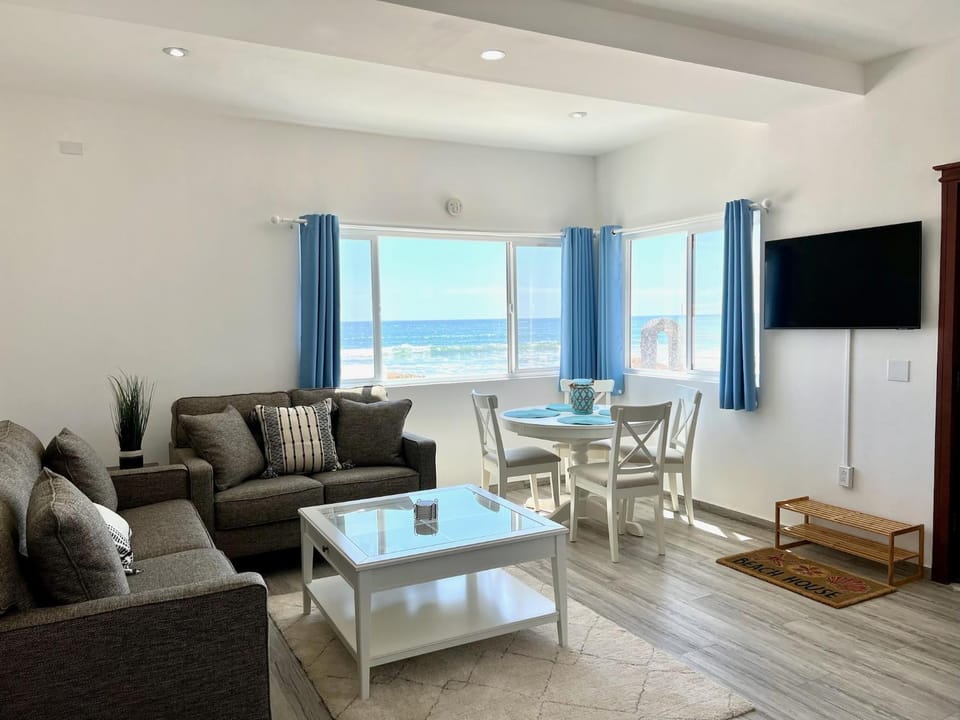 Communal lounge/ TV room, Natural landscape, TV and multimedia, Living room, Seating area, Dining area, Sea view