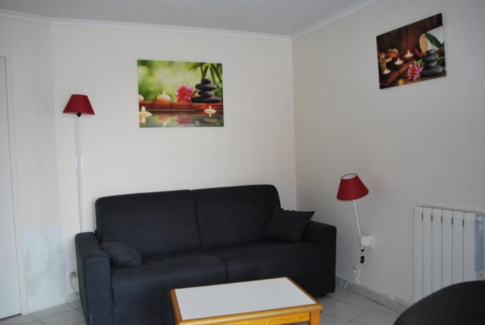 Bed, Living room, fireplace