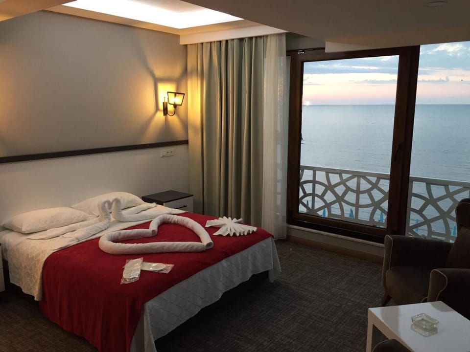 Bed, Photo of the whole room, Decorative detail, Sea view, Sunset