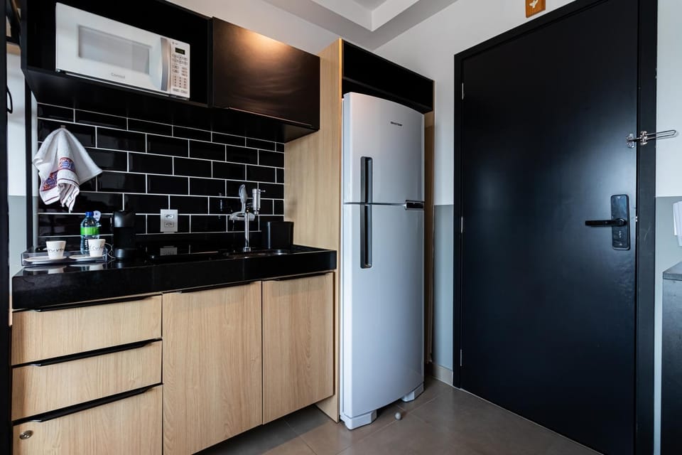 Kitchen or kitchenette, minibar, stove