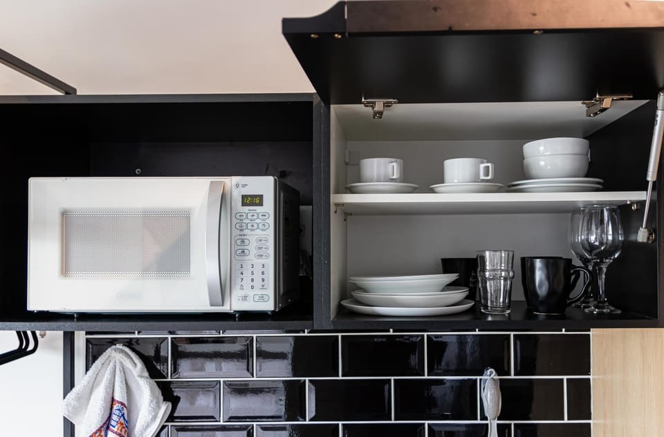 Kitchen or kitchenette, minibar
