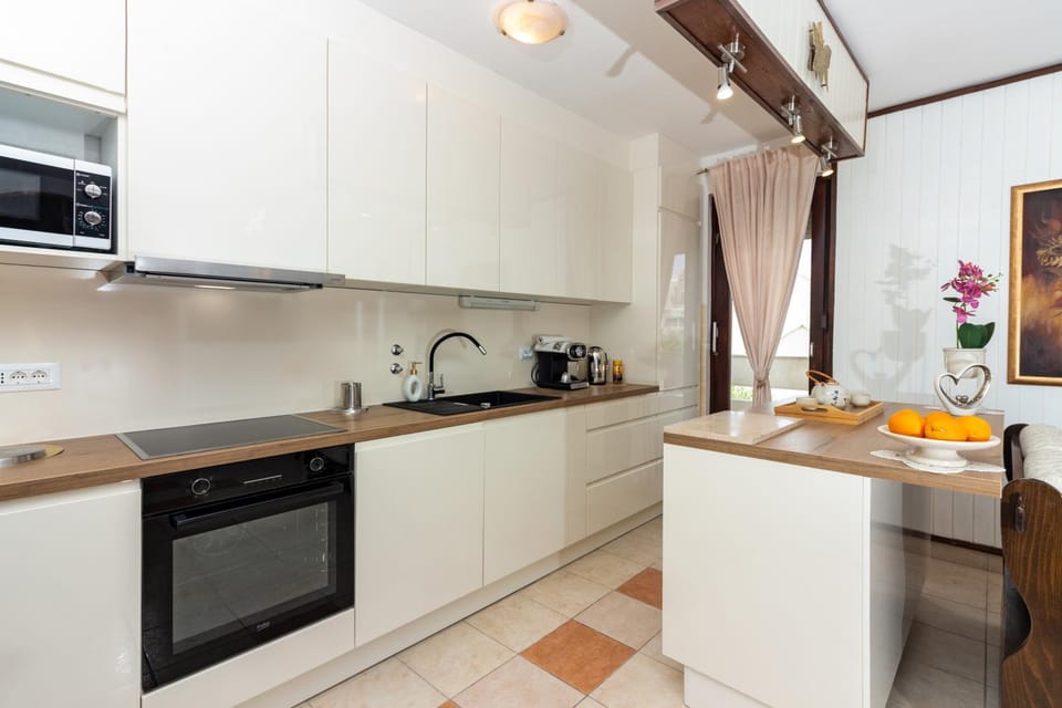Coffee/tea facilities, microwave, oven, stove, kitchen