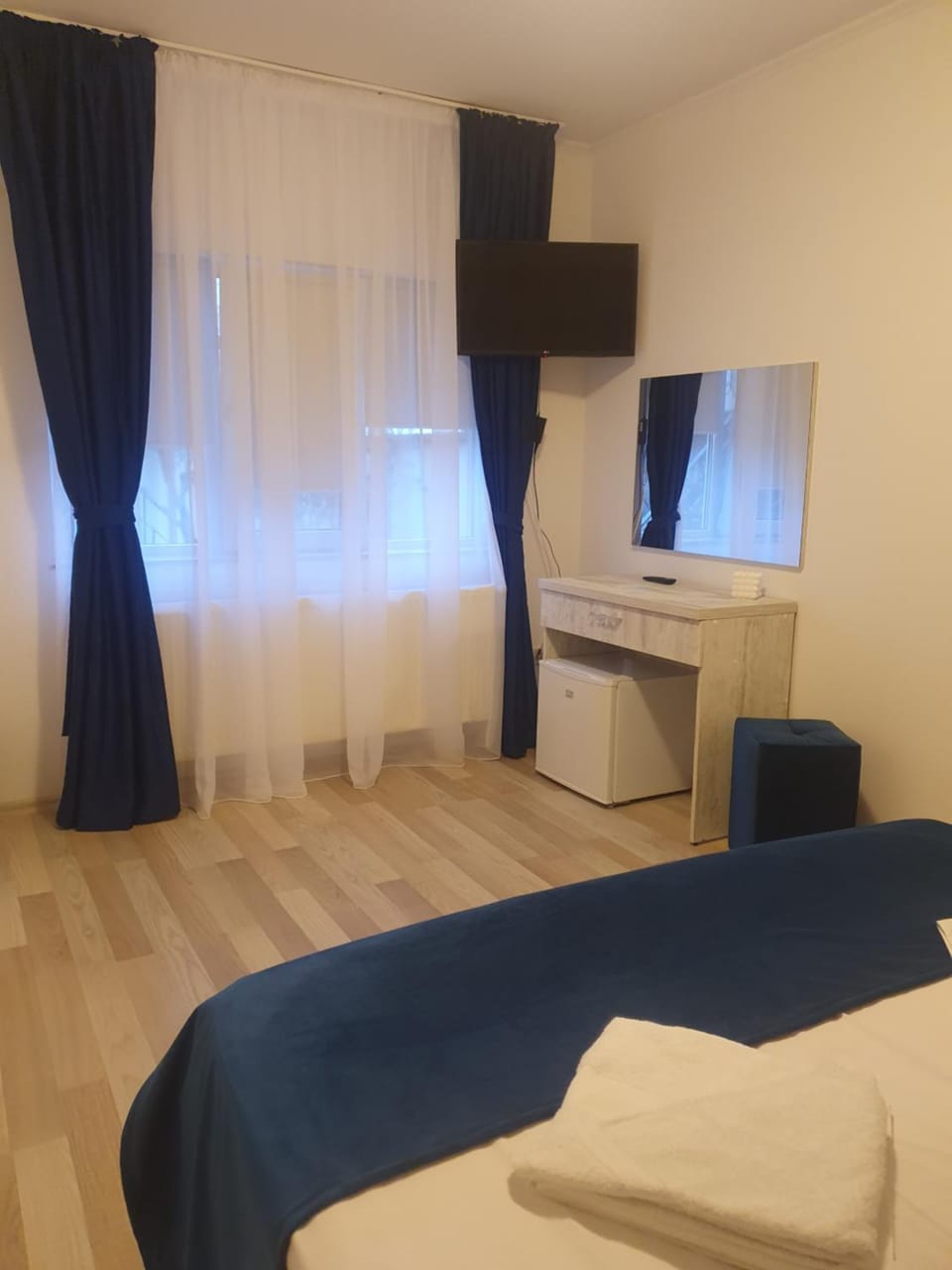 Bed, TV and multimedia, Photo of the whole room, hair dresser