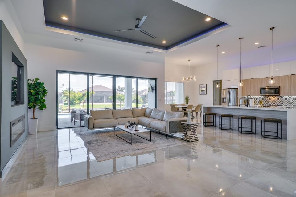 Pool & Outdoor Kitchen: Waterfront Cape Coral Home House in Cape Coral