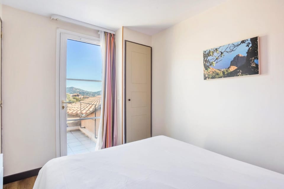 Bed, Bathroom