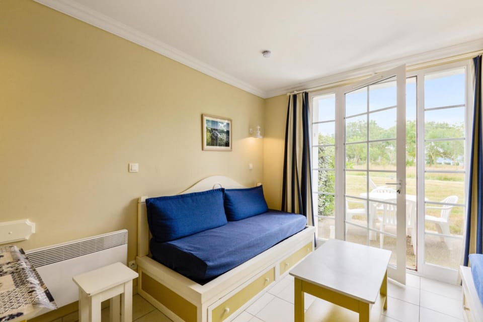 Bed, Living room, furniture
