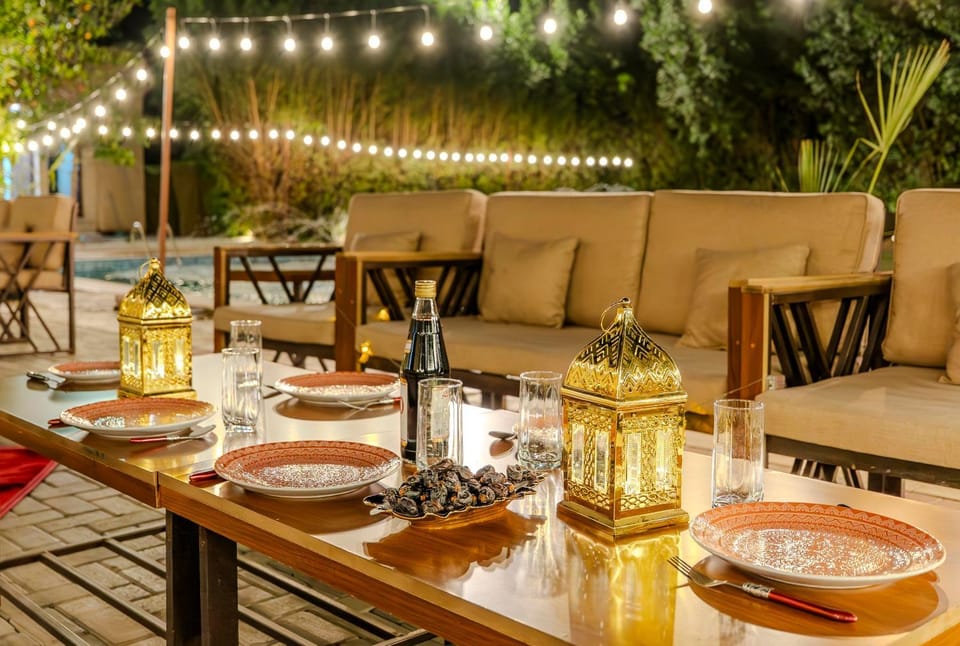 Property building, Restaurant/places to eat, Food and drinks, Banquet/Function facilities, Seating area, Dining area, Food, Pool view, Drinks