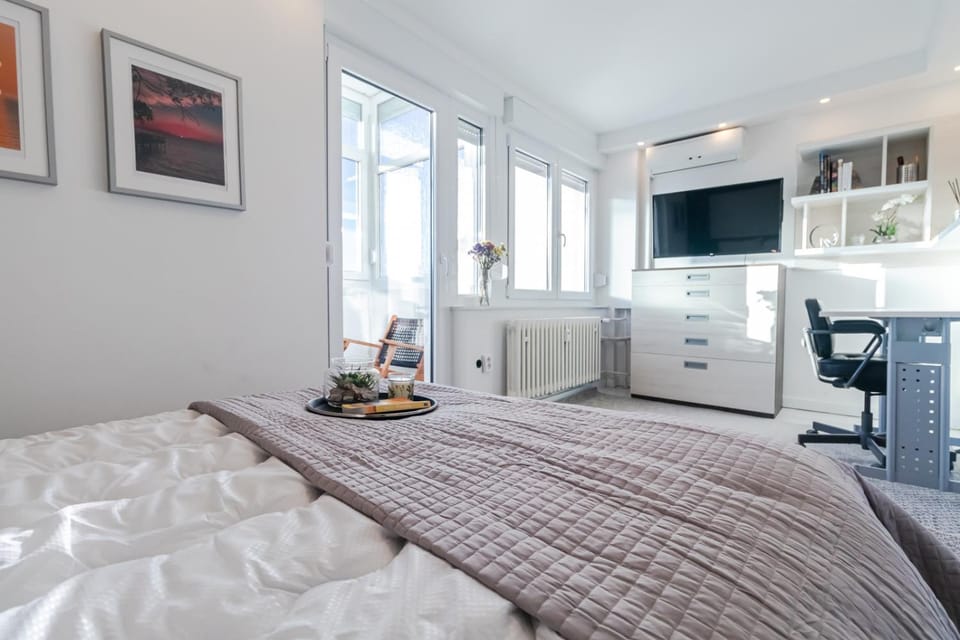 Bed, TV and multimedia, Seating area, Bedroom