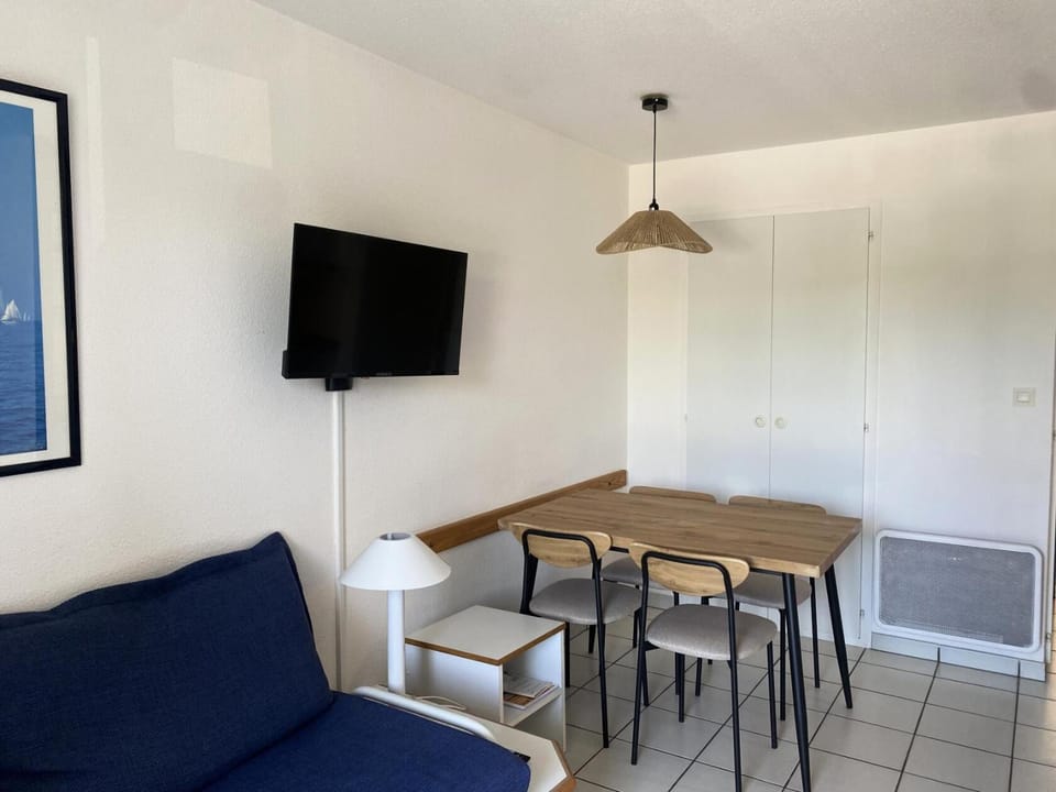 Bed, kitchen