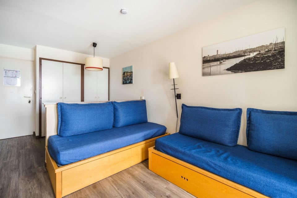 Bed, Living room, furniture