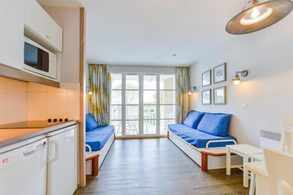 Bed, Bedroom, kitchen