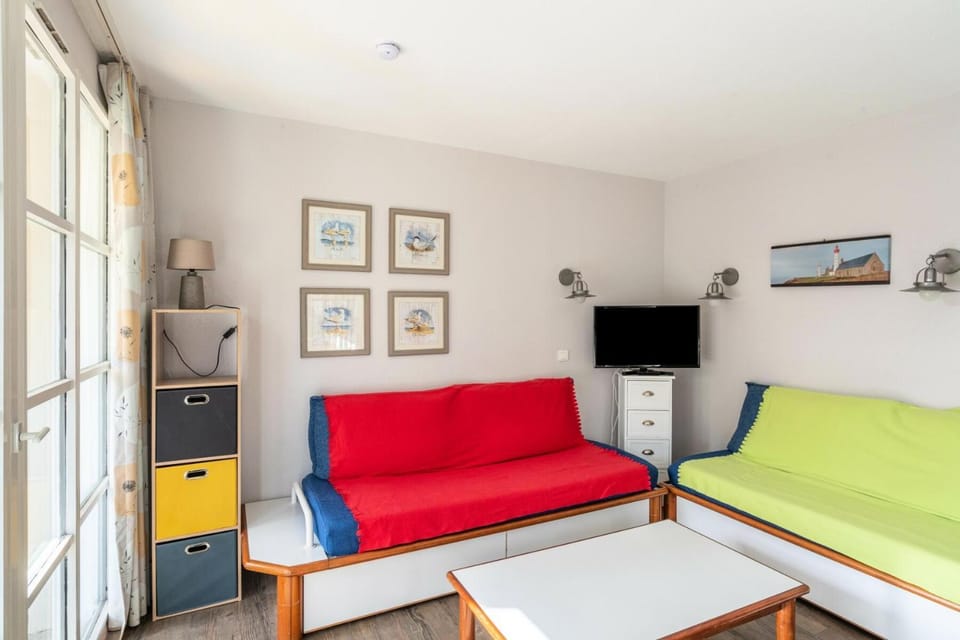 Bed, Living room, Bedroom