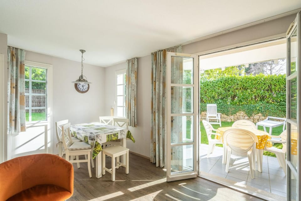 Bed, kitchen