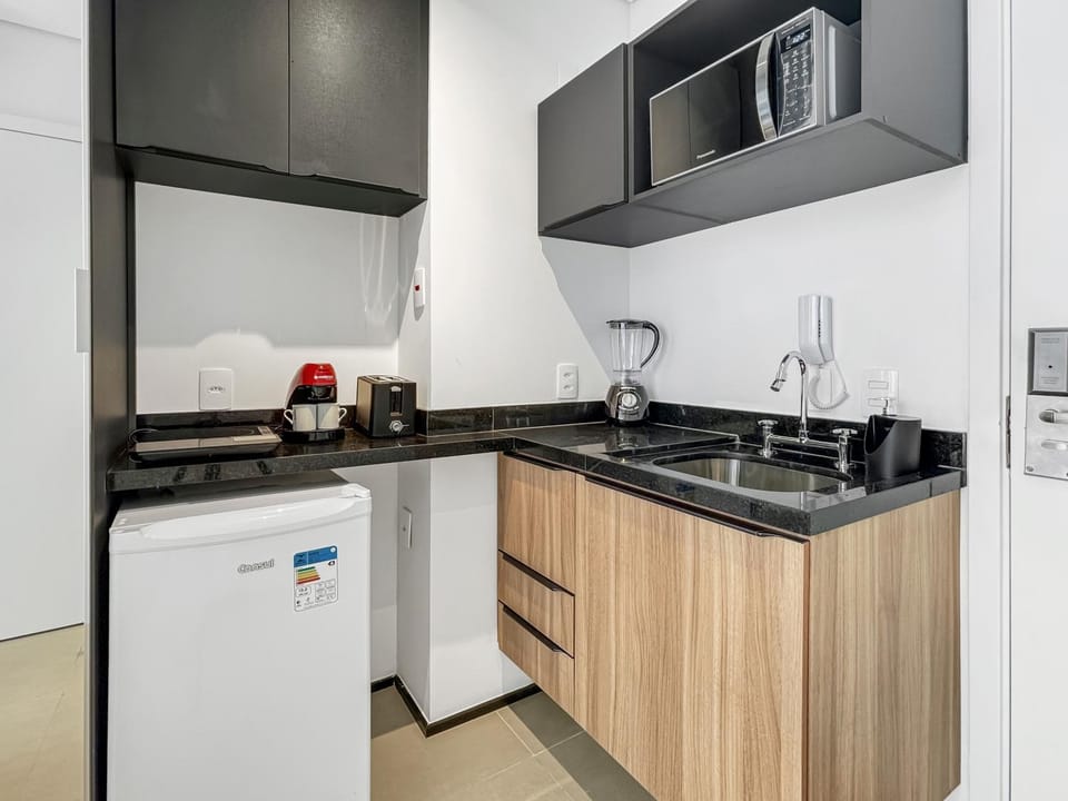 Kitchen or kitchenette, minibar, oven, stove