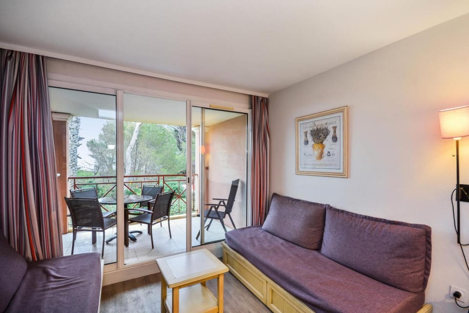 Bed, Living room, kitchen