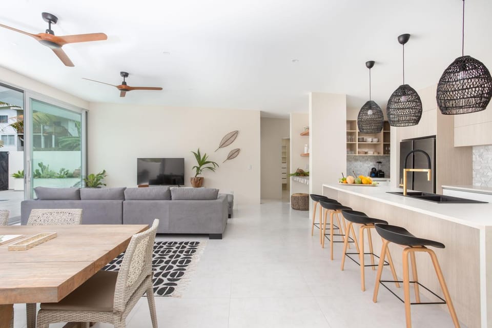 TV and multimedia, Kitchen or kitchenette, Living room, Seating area
