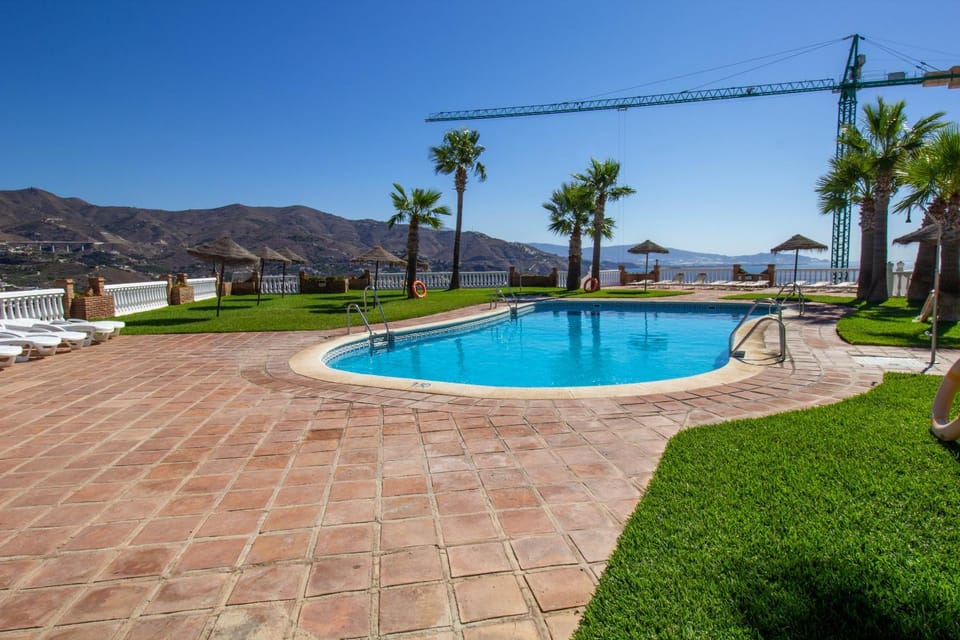 Swimming pool, sunbed