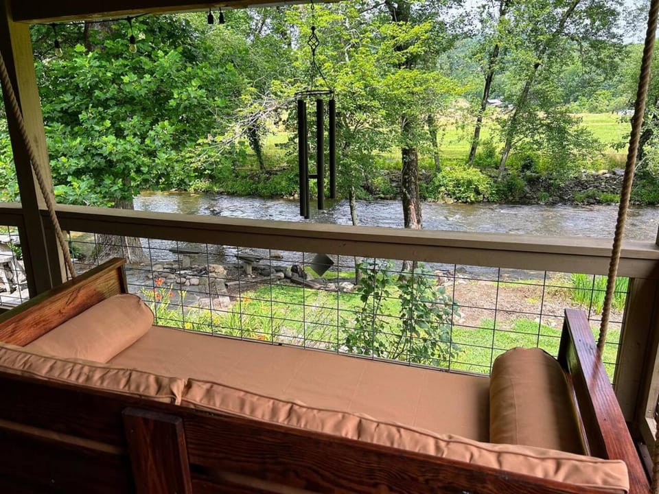 Water's Edge, Covered Porch, Deep Creek as your Backyard Haven, Hot Tub, Pool Table, Fire Pit, Close to Town & Entrance to National Park House in Swain County