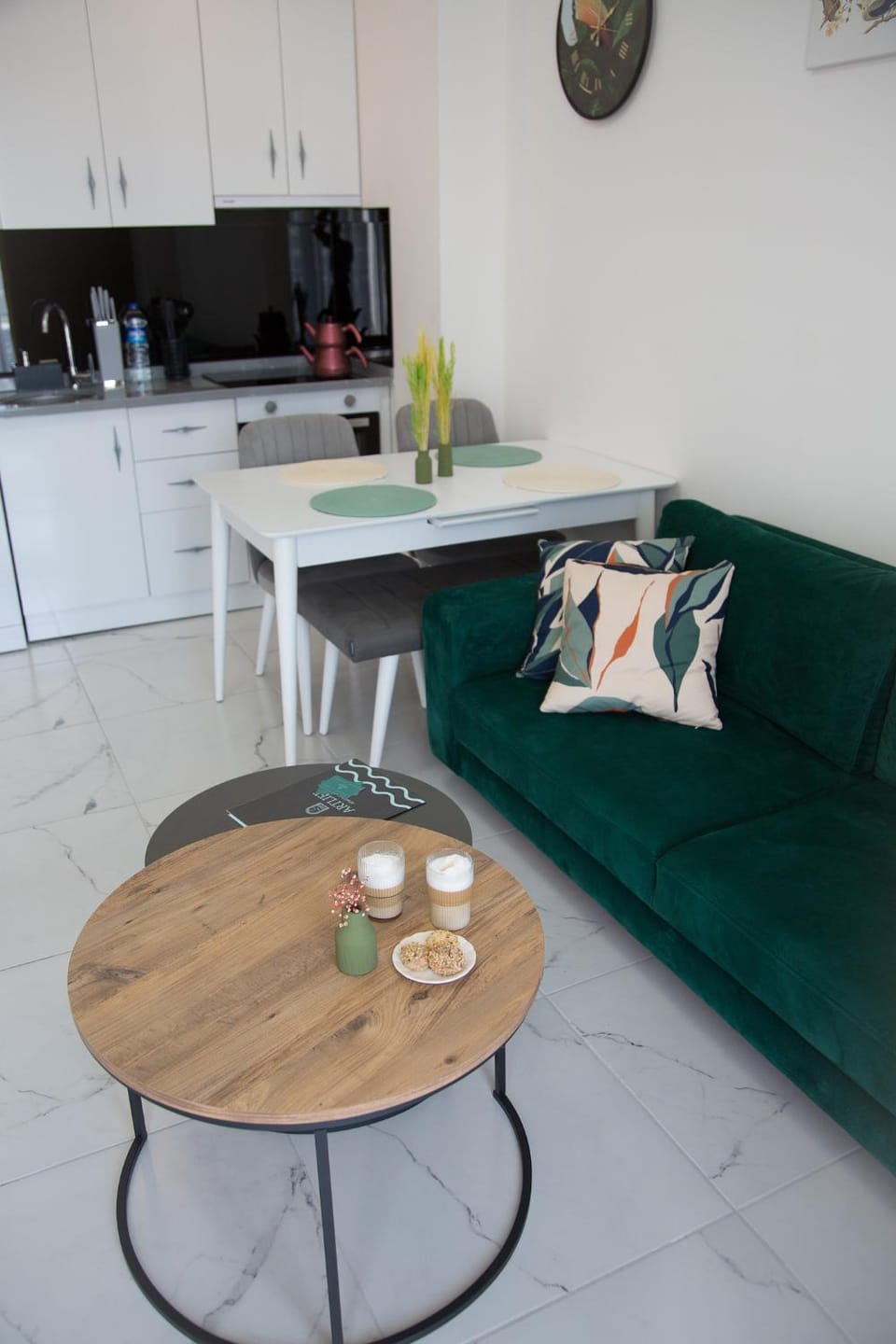 Kitchen or kitchenette, Living room, Seating area, Dining area, minibar, pet friendly