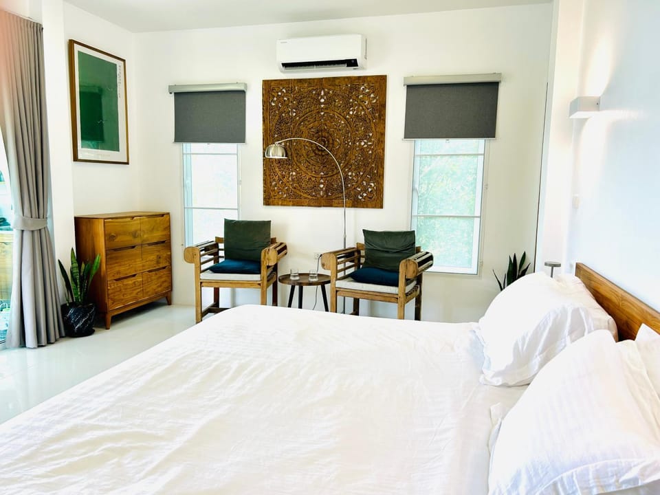 Property building, View (from property/room), Living room, Bedroom
