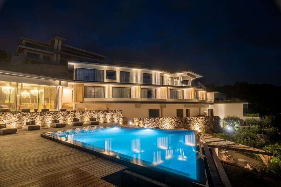Property building, Pool view