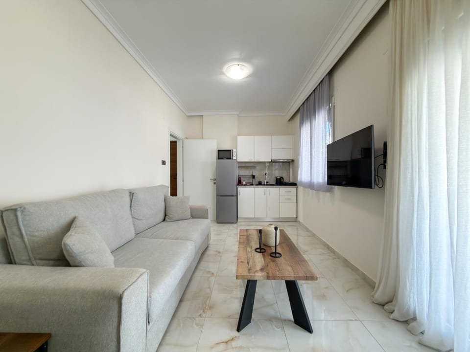 TV and multimedia, Kitchen or kitchenette, Living room, Seating area, internet