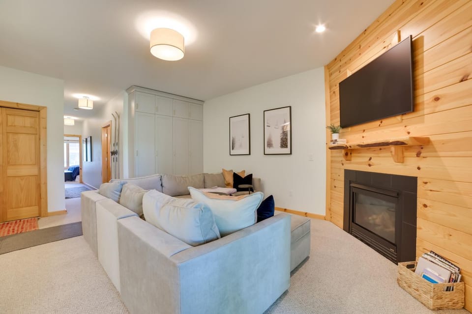 Modern Bellaire Condo: Pool Access, Near Skiing! House in Michigan