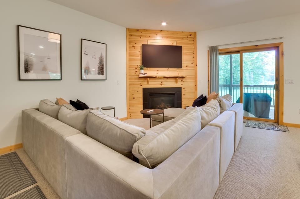 Modern Bellaire Condo: Pool Access, Near Skiing! House in Michigan