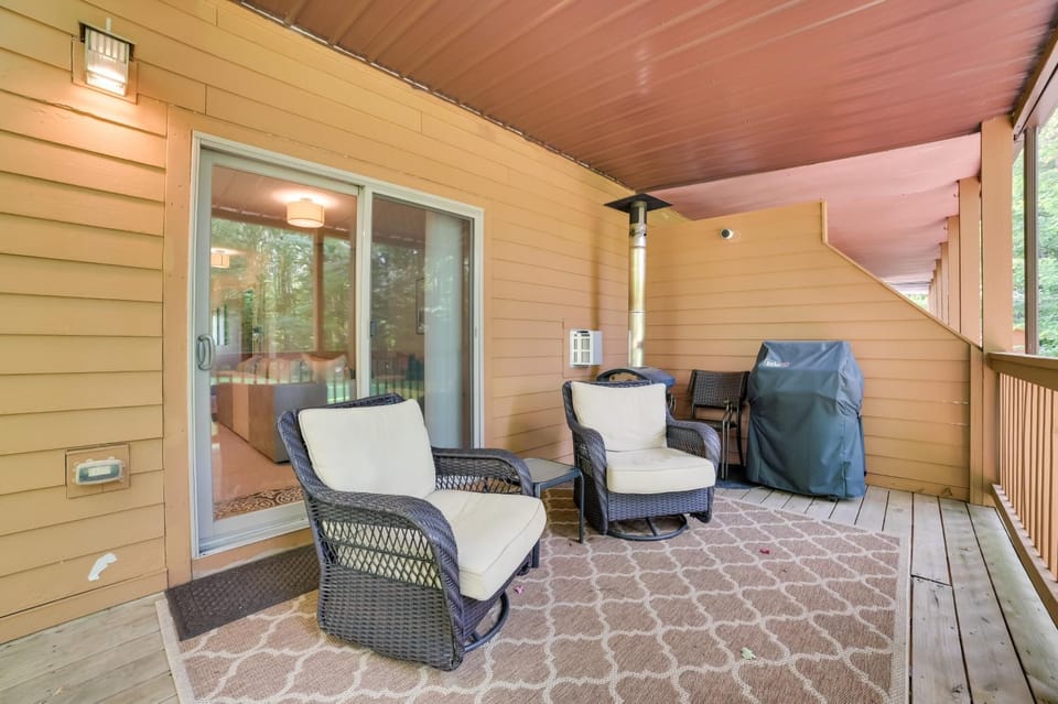 Modern Bellaire Condo: Pool Access, Near Skiing! House in Michigan