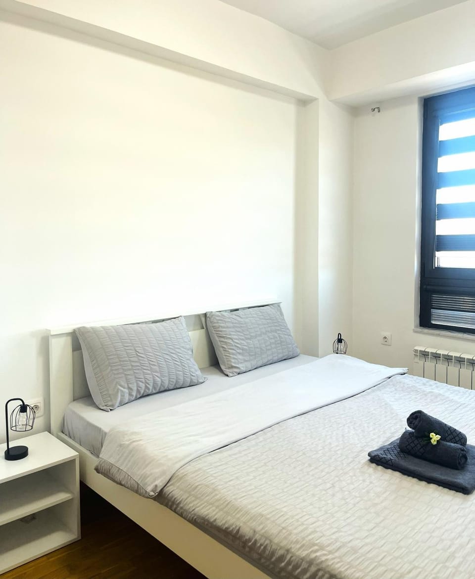 Bed, Bedroom, flat iron, towels
