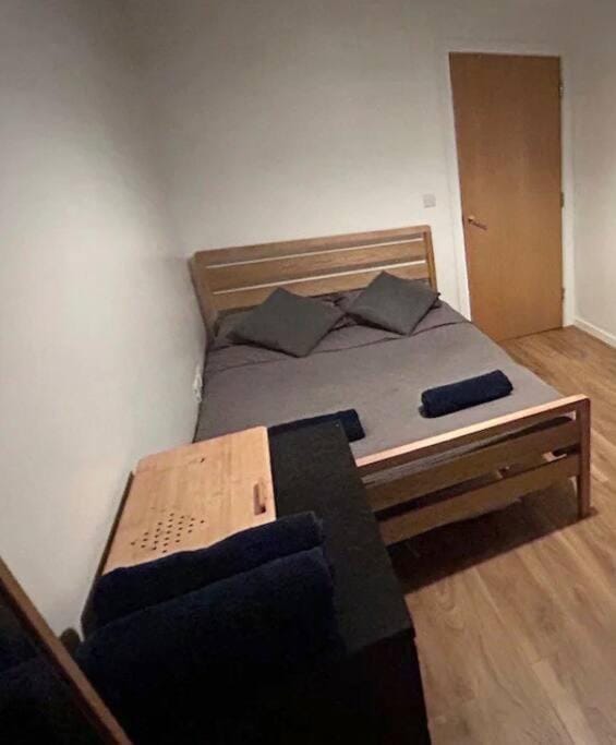 2 bed apartment close to station with parking Apartment in London