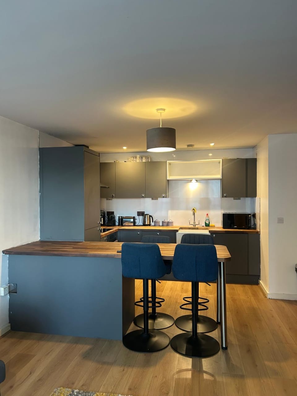 2 bed apartment close to station with parking Apartment in London