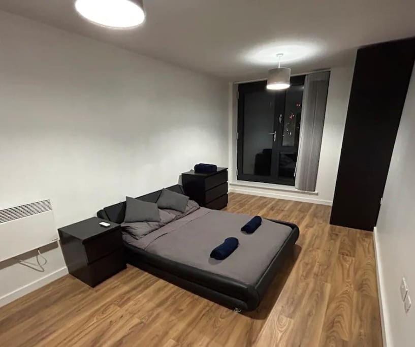 2 bed apartment close to station with parking Apartment in London