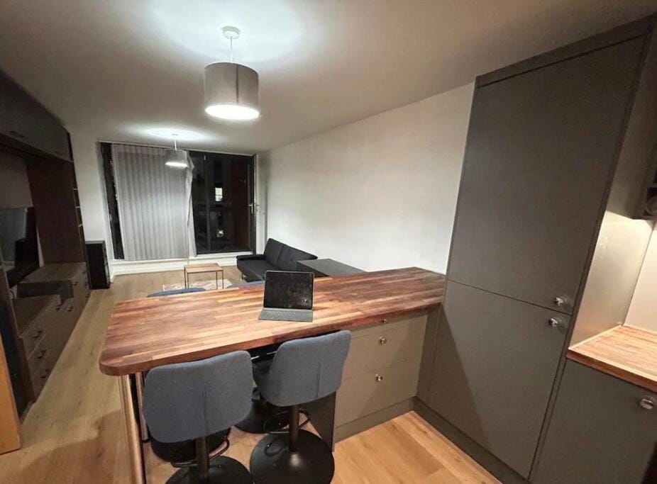 2 bed apartment close to station with parking Apartment in London