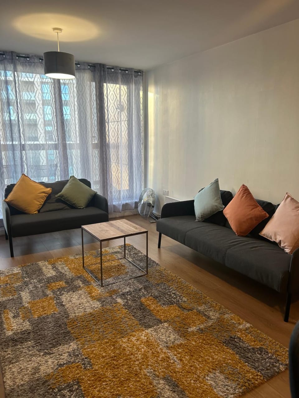 2 bed apartment close to station with parking Apartment in London