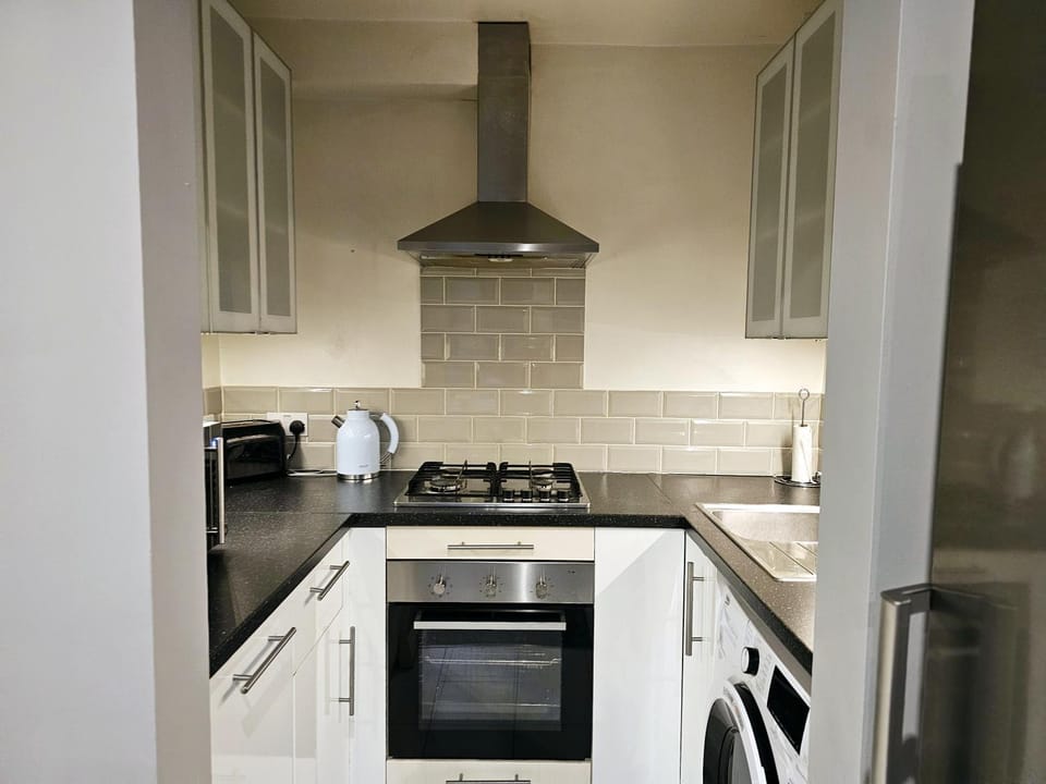 StayZen Apartments - Free Parking & Private Garden Ground Floor Central Woking - Business & Leisure Apartment in England