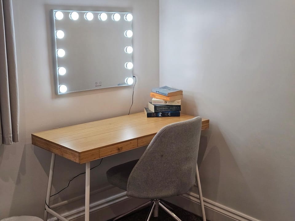 StayZen Apartments - Free Parking & Private Garden Ground Floor Central Woking - Business & Leisure Apartment in England