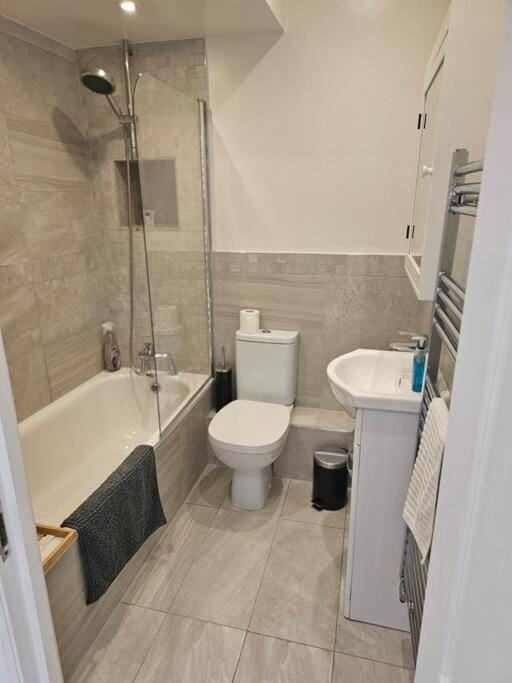 StayZen Apartments - Free Parking & Private Garden Ground Floor Central Woking - Business & Leisure Apartment in England