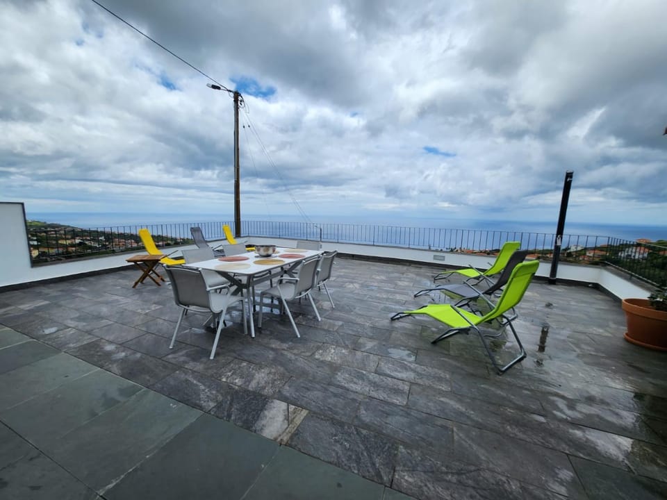 Blue Horizon, Sea and Mountain view Villa in Madeira District