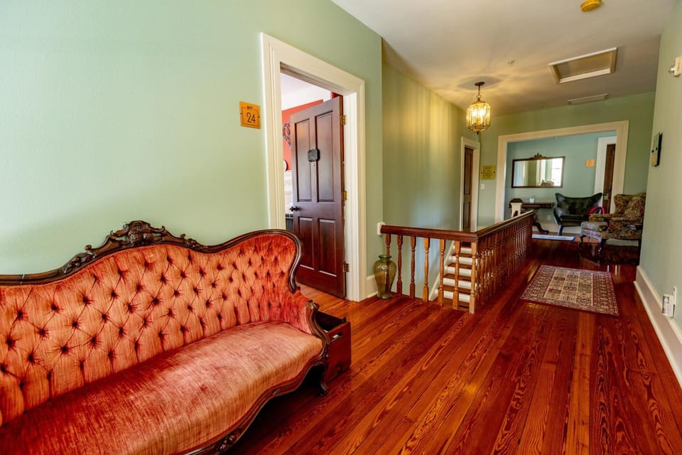 Lovely Downtown 1 Bedroom Rental with Kitchenette Apartment in Gainesville