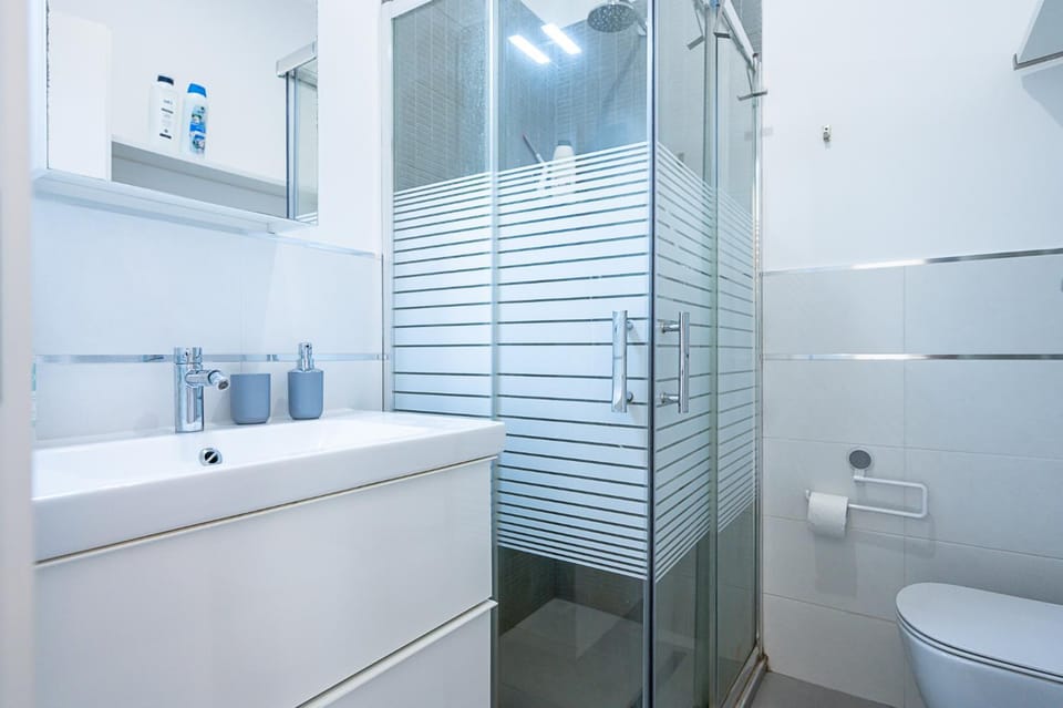 Shower, Toilet
